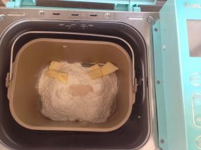 加入面粉，切成小块的黄油，在面粉最顶端加入酵母