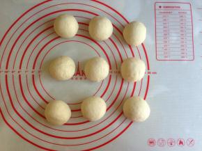 将发酵好的面团取出，分成9等份，盖上保鲜膜，醒发15分钟