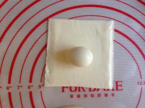 鹌鹑蛋放在芝士片上面