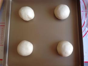 收口朝下，放在不粘的法焙客烤盘上面