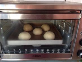 将做好的面包坯放入到东菱K30A烤箱内，下面放置一碗热水，选择发酵档，发酵40分钟