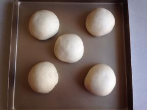 发酵好的面包坯涂上一层蛋液