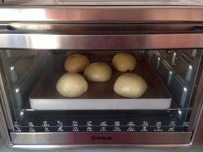 放入到预热好上火165度，下火170度的烤箱下层，烘烤20分钟