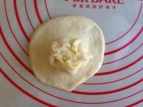 芝士片收拢，放在圆形面片上面