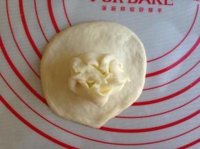 芝士片收拢，放在圆形面片上面