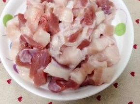 把五花肉洗净切小块备用。