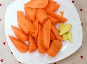 胡萝卜去皮滚刀切小块。