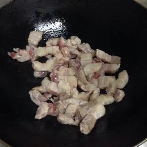 锅里倒少许油，把切好的五花肉加入翻炒