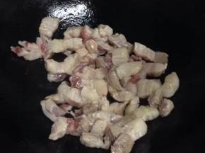 锅里倒少许油，把切好的五花肉加入翻炒