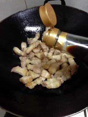 炒至肉微微变黄后加入生抽翻炒，老抽上色