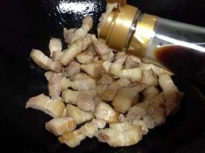 炒至肉微微变黄后加入生抽翻炒，老抽上色