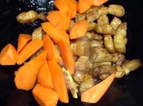 加入切好的胡萝卜翻炒