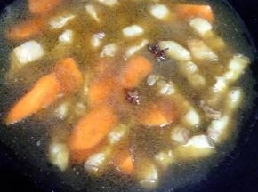 然后加入没过材料的水，盖上盖上大火烧开转中火，烧着45分钟