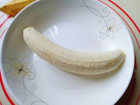 将香蕉把皮剥掉。