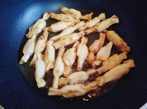 炸至两面金黄即可关火捞出。