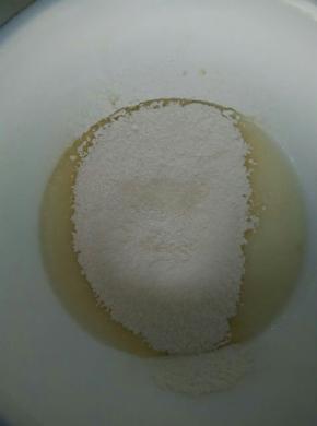 筛入低粉搅拌均匀