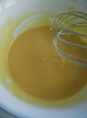 加入蛋黄搅拌均匀