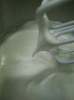 蛋白分三次加入糖打发至硬性发泡