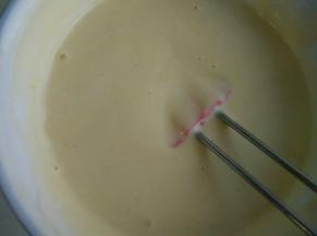 取三分之一蛋白霜放入蛋黄糊里快速搅拌均匀