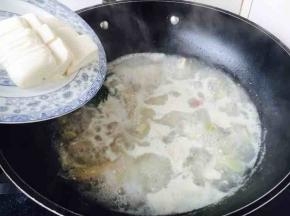 放入豆腐