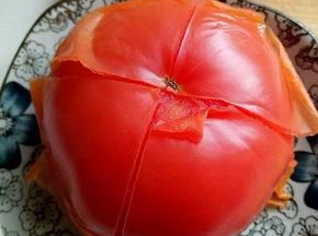 首先将番茄去皮，沸水中煮2分钟，捞出后皮很容易剥掉，如图。