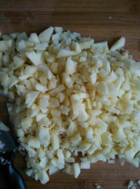 苹果洗净去皮和核，切成细小的丁