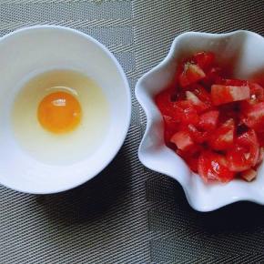 将番茄切丁，鸡蛋敲碗里。