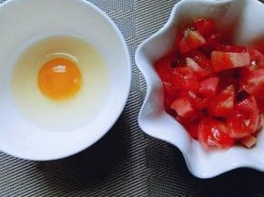 将番茄切丁，鸡蛋敲碗里。