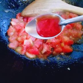 加入一勺番茄酱，小火翻炒。