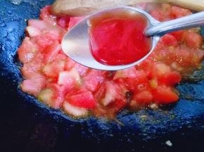 加入一勺番茄酱，小火翻炒。