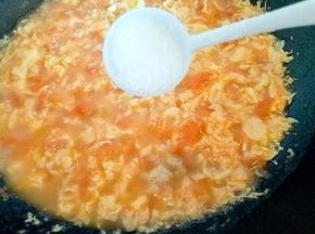 一个鸡蛋，有满锅的蛋花哦，加入盐，可以出锅。