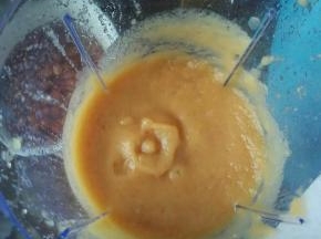 用料理机把苹果打成泥
