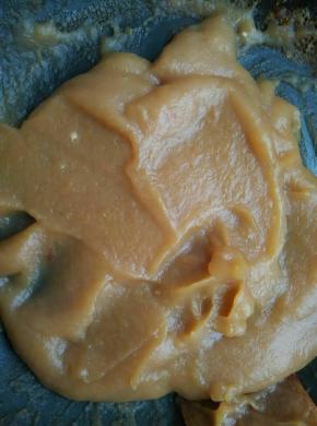 不粘锅里放少许油，小火加热倒入苹果泥，不停的翻炒。加入糖翻炒至粘稠状态关火