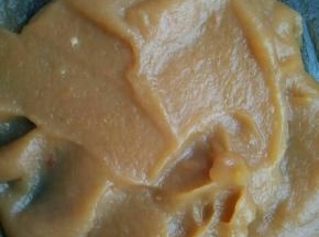 不粘锅里放少许油，小火加热倒入苹果泥，不停的翻炒。加入糖翻炒至粘稠状态关火