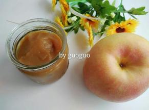 熬好苹果酱晾凉后装入瓶子里密封冷藏可以保存好久