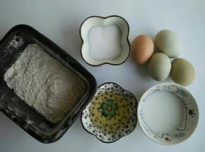 称量好蛋糕卷所用的材料，蛋白和蛋黄分离，蛋白放冰箱冷藏备用