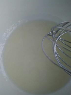 牛奶和玉米油充分乳化