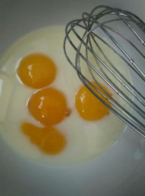 加入蛋黄搅拌均匀