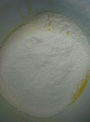 筛入低粉搅拌均匀