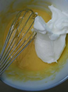 取三分之一蛋白霜加入蛋黄糊里快速搅拌均匀