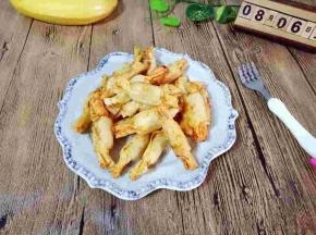 捞出后放在油纸的餐具中，淋油。