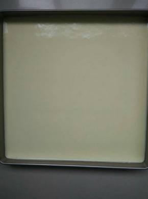 缓缓倒入烤盘里，震几下把气泡震出