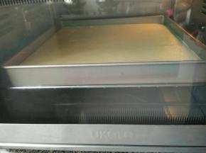 烤箱提前预热180度，烤25分钟。出炉后震一下把热气震出，蛋糕卷从烤盘里移出。晾凉后放到干净的油纸上抹上一层苹果酱，卷好放冰箱冷藏定型1个小时