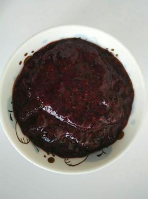 蓝莓用料理机打成泥取50克备用