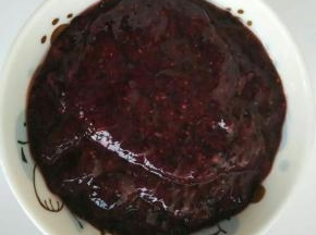 蓝莓用料理机打成泥取50克备用
