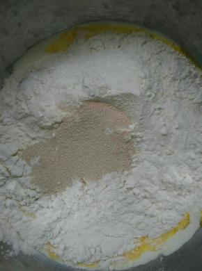 所有材料除黄油和抹茶红曲粉外全部放入面包桶内启动和面程序