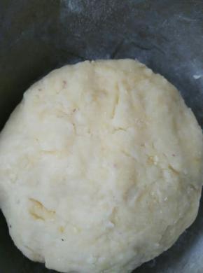 揉成光滑的面团，平均分成两份