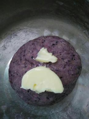 一份加入蓝莓泥揉成光滑的面团再加入黄油揉到扩展阶段