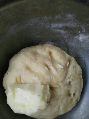 另一份加入黄油揉到扩展阶段后，取三分之二加入红曲粉，三分之一加入抹茶