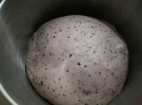 盖保鲜膜进行发酵至二倍大时即可